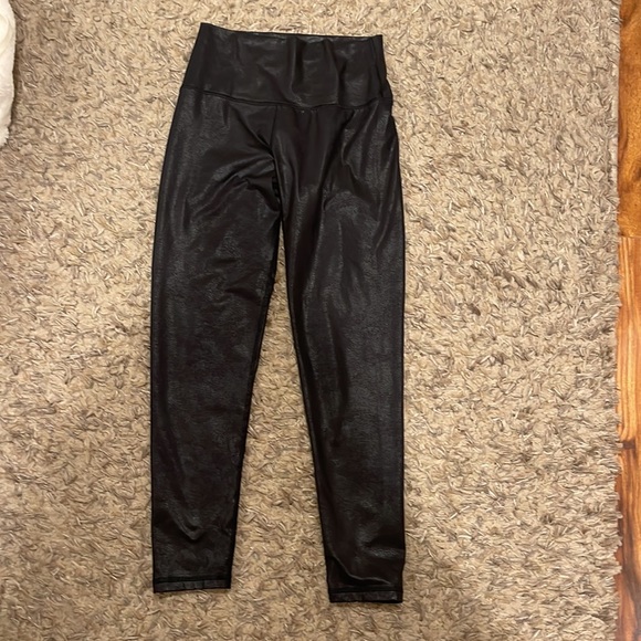 OFFLINE The Hugger High Waisted
Crackle Legging size M - Picture 3 of 6